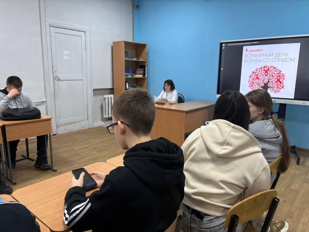 В рамках недели борьбы со СПИДом врач-педиатр участковый выступила перед студентами